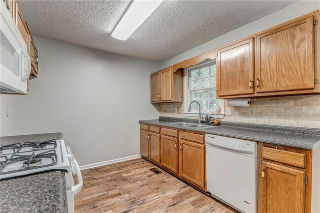 Building Photo - 58 Regent Ct