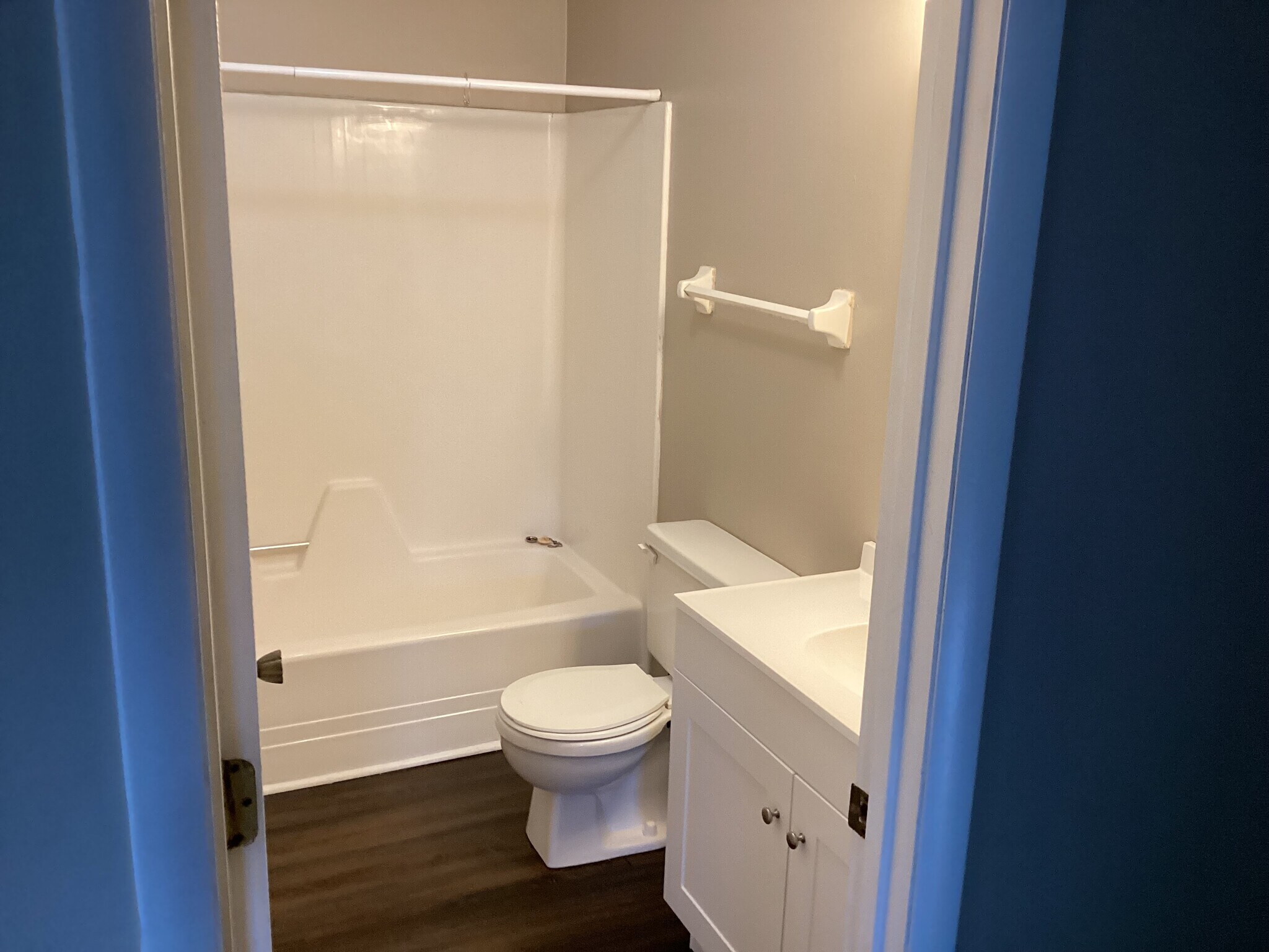 Full bathroom - 1025 W Mountain View Rd