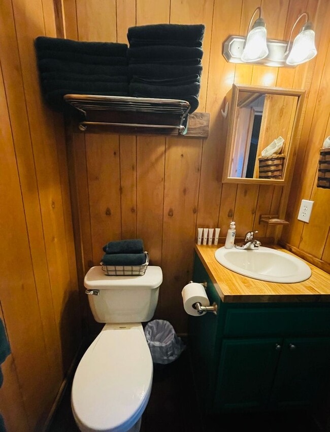Building Photo - Hudson's Boat House - FOR RENT