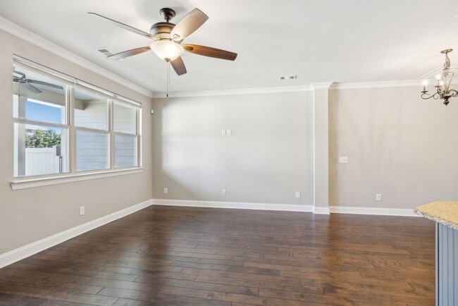 Building Photo - 3 BR/2.5 BA Luxury Townhome