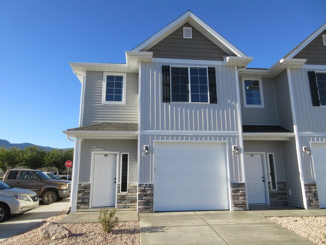 Building Photo - Move-In Bonus - Newer Town home living in ...