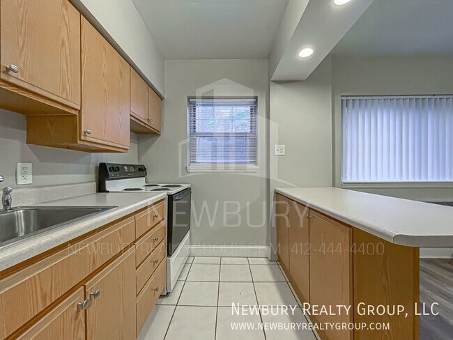 Building Photo - Cozy 2 Bedroom Available Now!