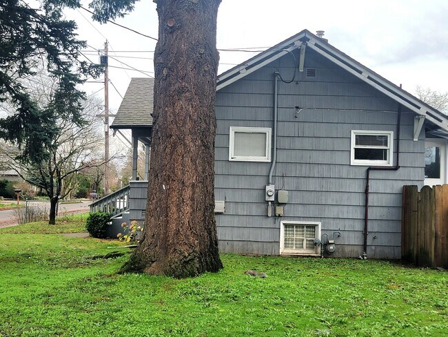 Building Photo - Are you looking for a short 6 Month Lease? | Cozy 1 Bed, 1 Bath Home in Desirable SE Portland