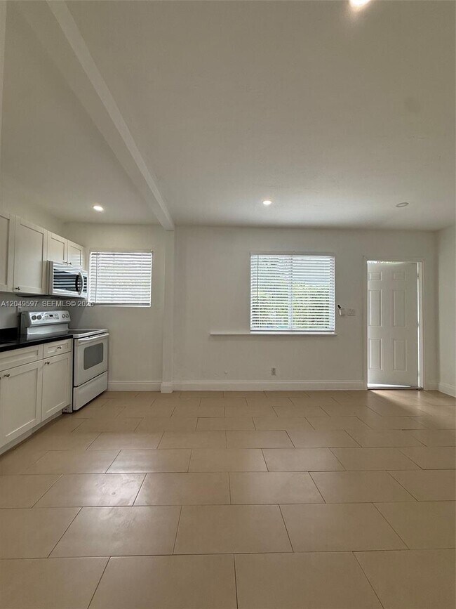 Building Photo - 6723 NE Miami Pl
