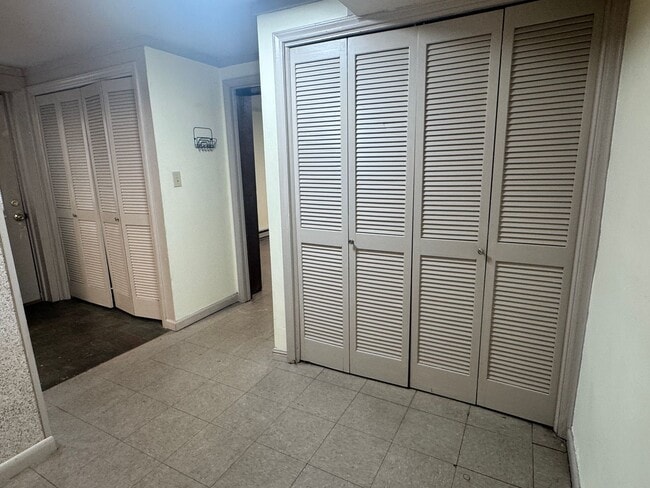 Building Photo - Spacious 1 Bedroom Apartment - Will keep you cool this summer!
