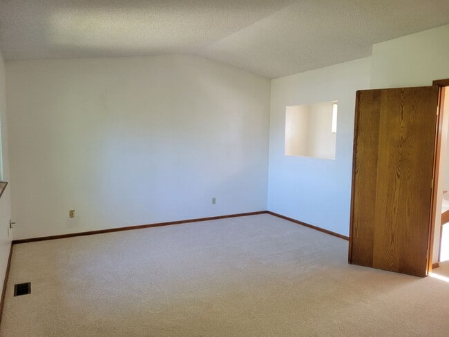 Building Photo - 4 Bed, 2.75 Bath with A/C! - MileStone Rea...