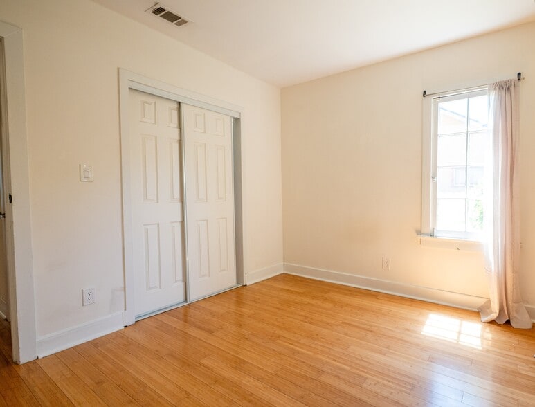 Building Photo - 1726 N Los Robles Ave