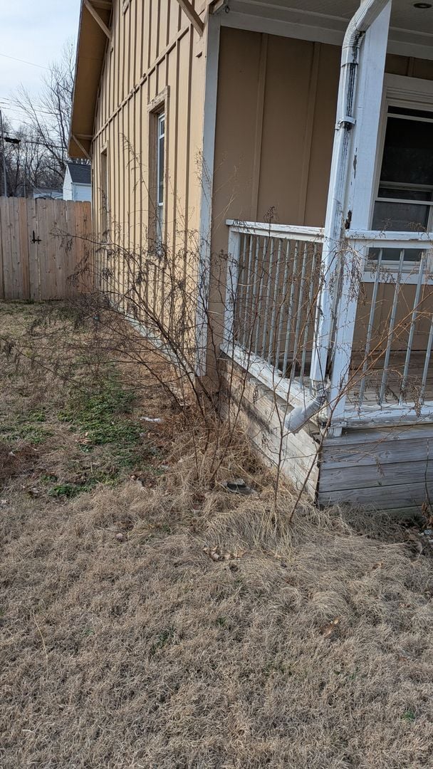 Building Photo - 806 S Saville Ave