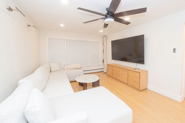 Building Photo - 4030 N Mozart St