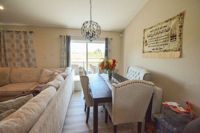 Building Photo - Beautiful, Modern, Updated, 4 Bed 3 Bath A...