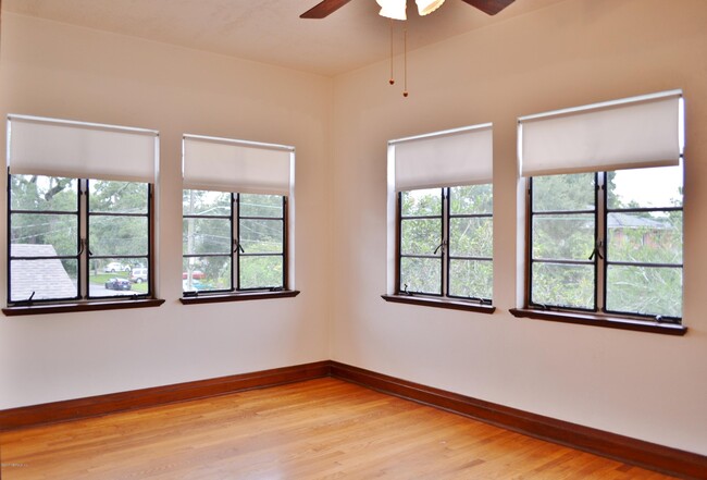 Building Photo - 2557 Dellwood Ave