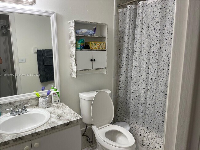 Building Photo - 666 W 81st St