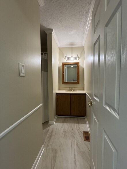 Building Photo - 102 Covered Bridge Ct