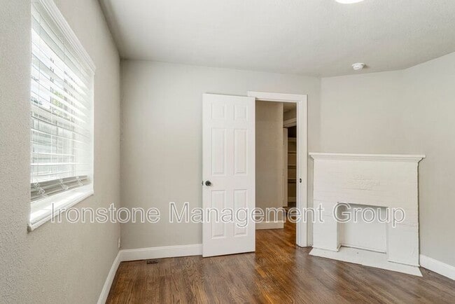 Building Photo - 2622 E 8th St