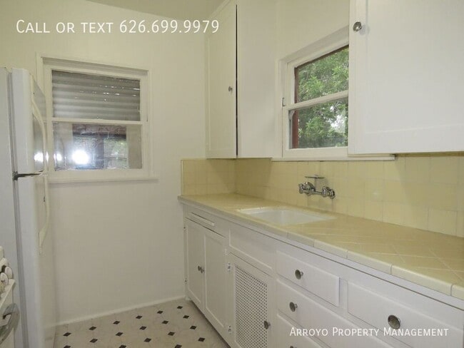 Building Photo - 207 1/2 S Primrose Ave.-