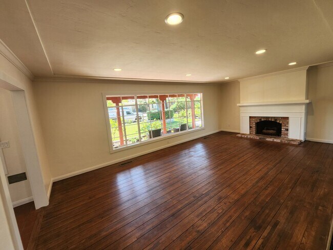 Building Photo - 4950 Rosehedge Dr