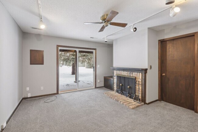 Building Photo - Lovely 4BR 2BA Townhome in Coon Rapids