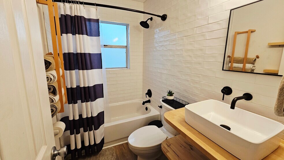 Building Photo - 1752 14th Ave S