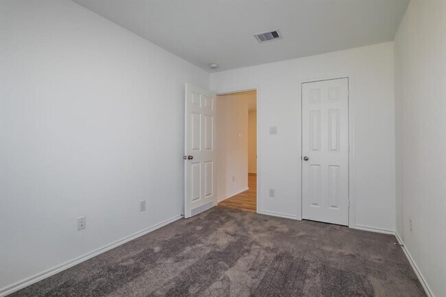 Building Photo - 11067 N Lake Mist Ln