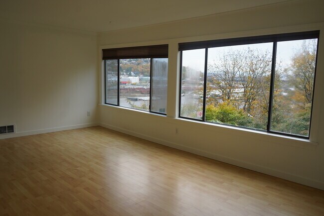 Building Photo - 2550 Thorndyke Ave W