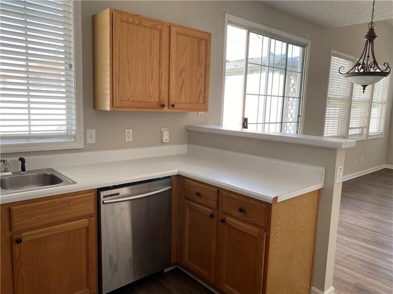 Building Photo - 736 Bedford