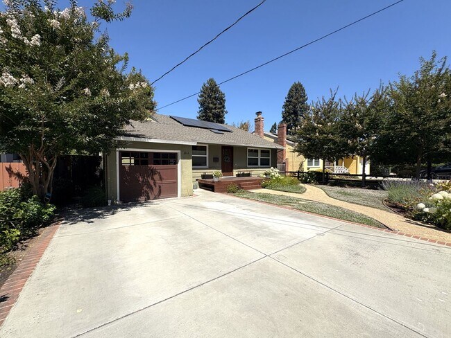 Building Photo - Beautiful 4BD/2BA Menlo Park Home with Lar...