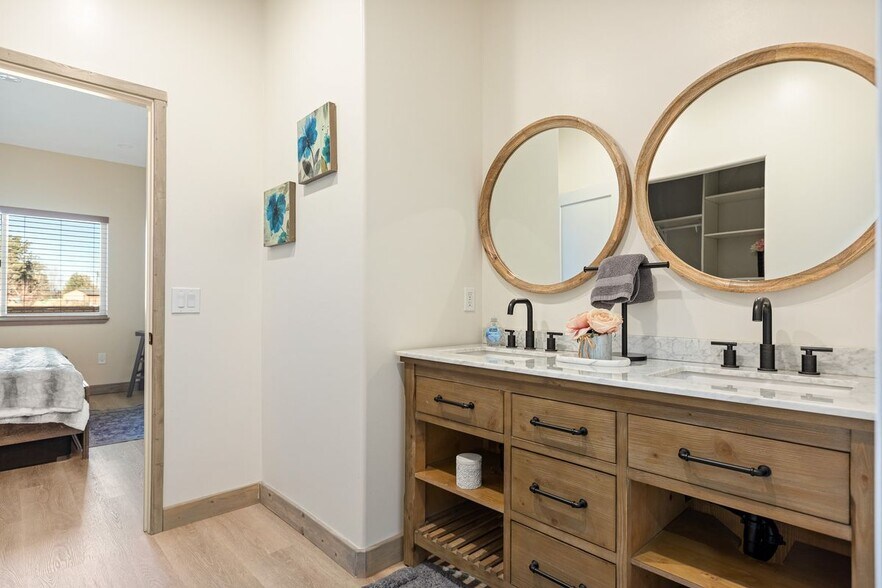 Building Photo - 1215 Valley View Dr