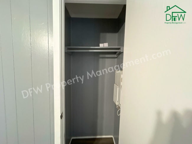 Building Photo - Charming 2-Bedroom Upstairs Apartment in Irving – Convenient Location, Fenced Yard, and More!