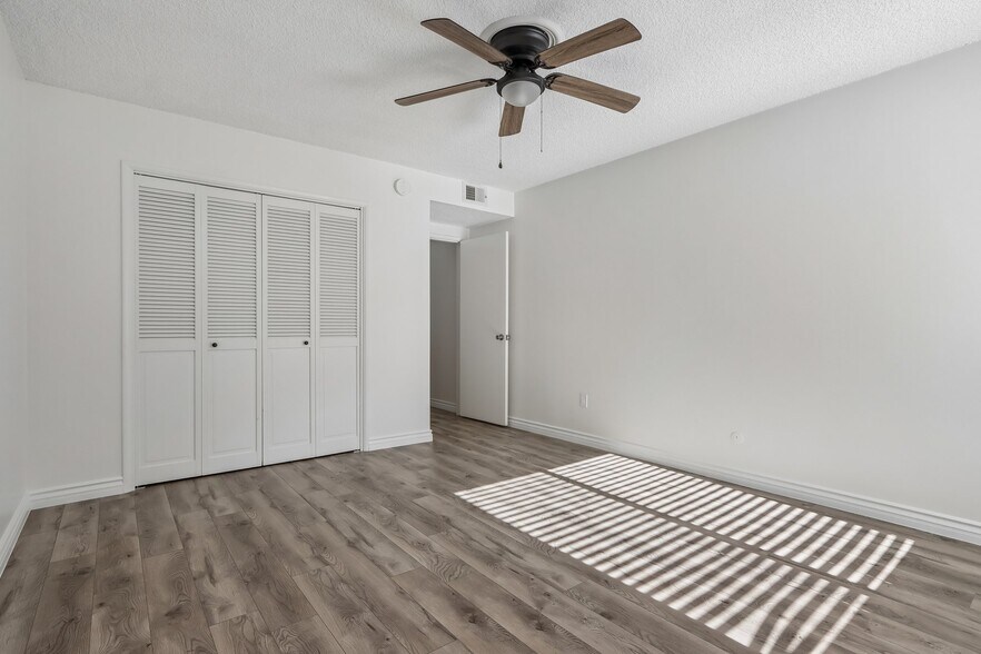 Building Photo - 1184 Lyndhurst Dr