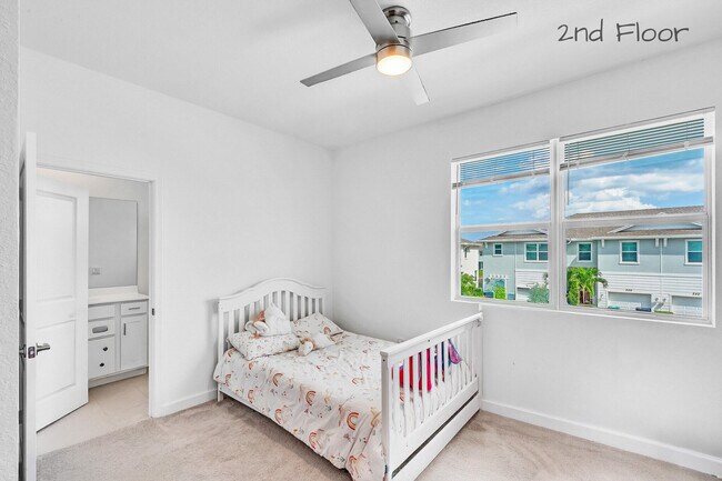 Building Photo - 235 SE Woodbark St