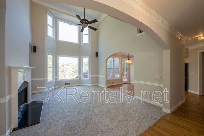 Building Photo - 841 Lakeglen Dr