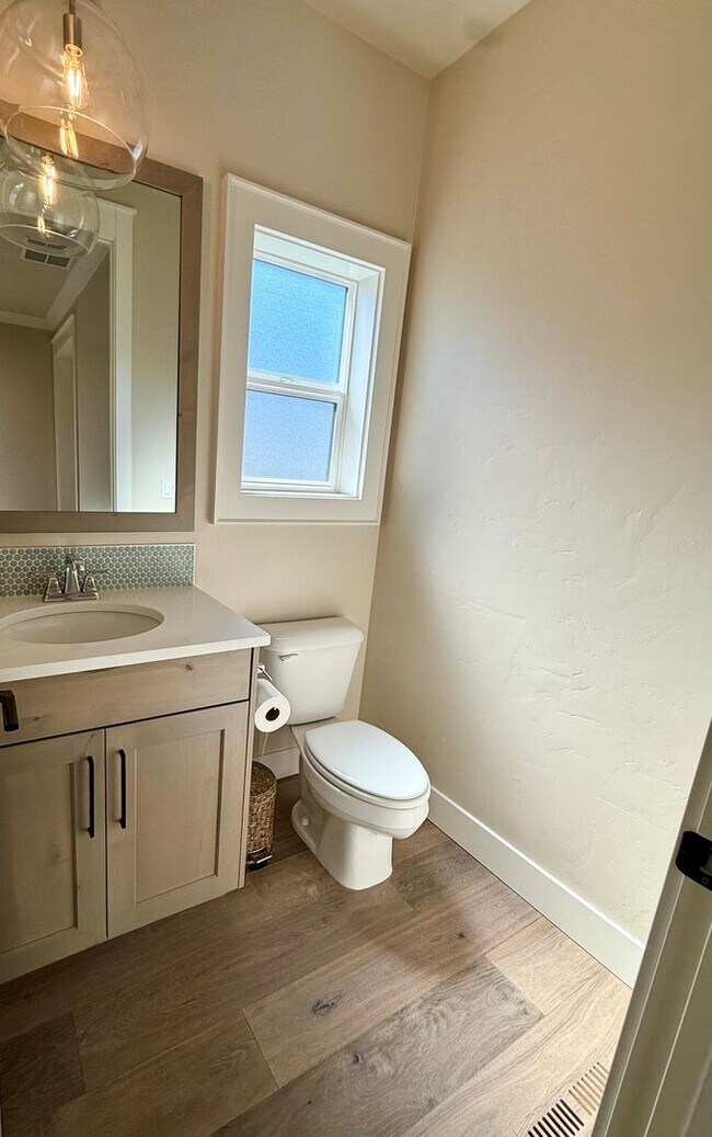 Building Photo - Welcome to this stunning 5-bedroom, 3.5-ba...