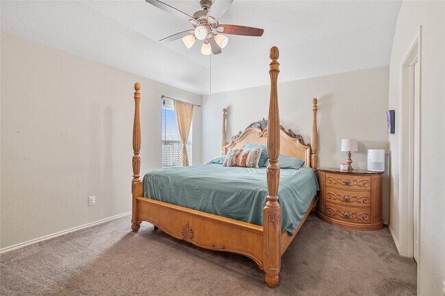 Building Photo - 634 W Fairway Lake Dr