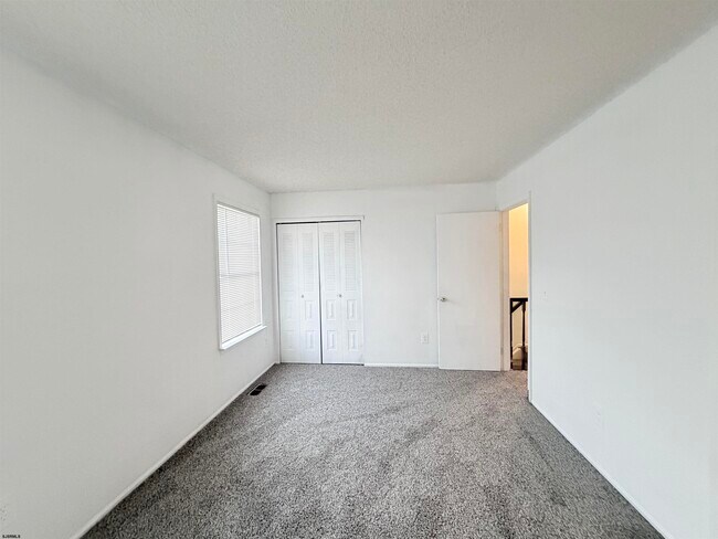 Building Photo - 53 Greenwich Dr