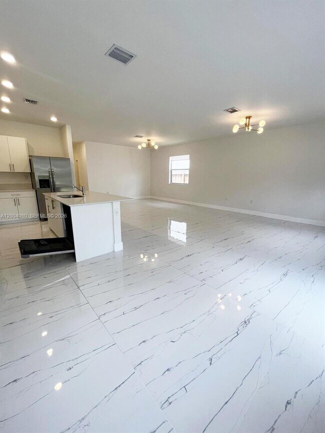 Building Photo - 833 SE 26th Rd