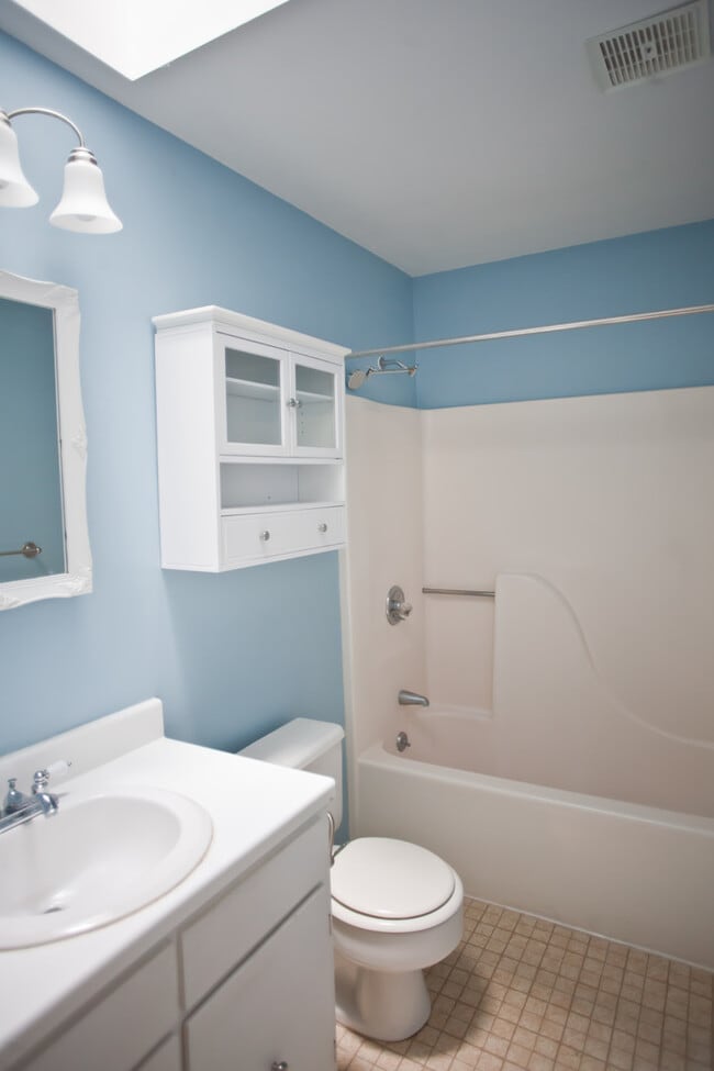 Building Photo - Two Bedroom Condo Minutes from Downtown!