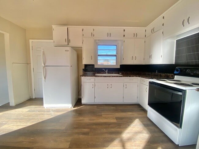 Building Photo - Newly remodeled 3/2 home now available