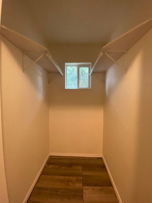 Building Photo - Upper unit-3 bed /2 bath triplex Cheney