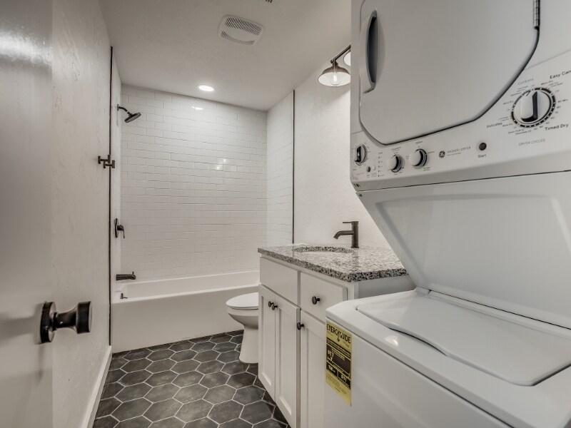 Building Photo - 131 W Acres St