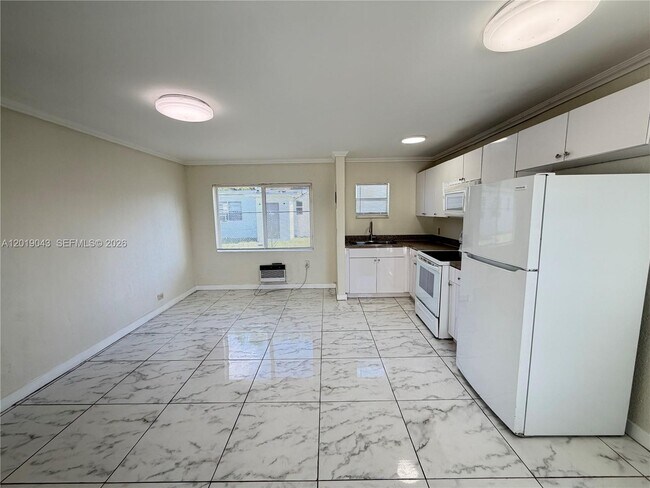 Building Photo - 2571 NW 13th Ct