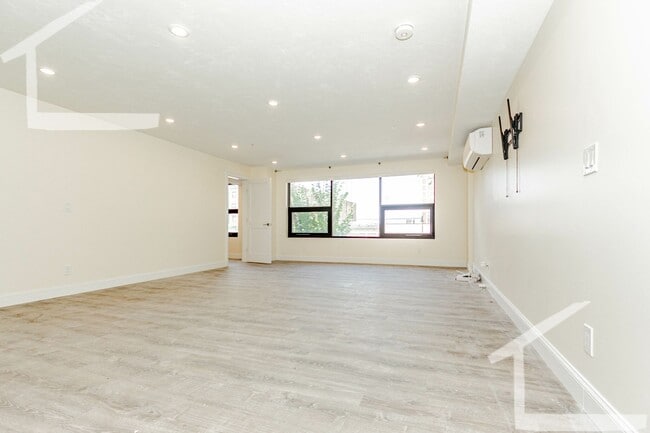 Building Photo - huge 950 sqf Studio unit in Brookline rent $2900 on 9/1