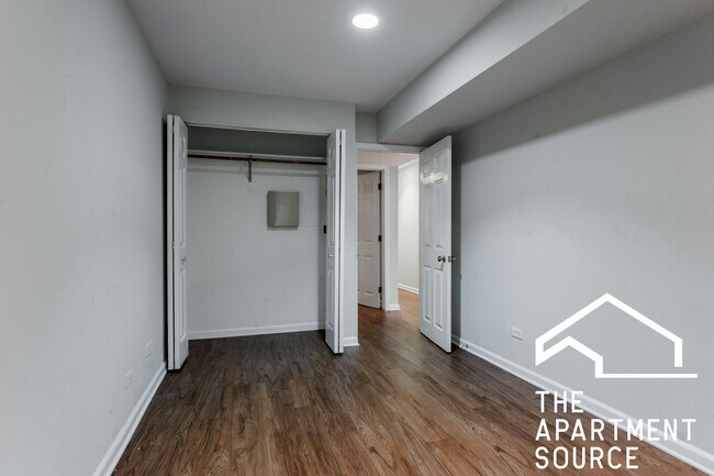Building Photo - 3216 N Racine Ave
