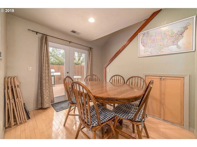 Building Photo - Charming 4-Bedroom Home Near UO Campus – Spacious, & Well-Maintained