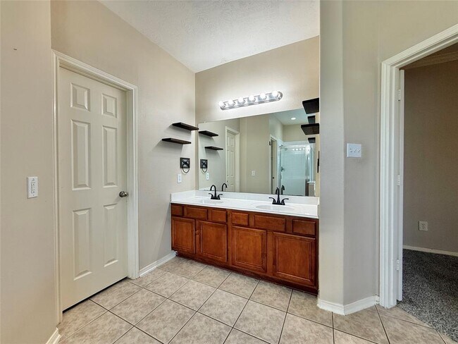 Building Photo - 25314 Oak Knot Dr