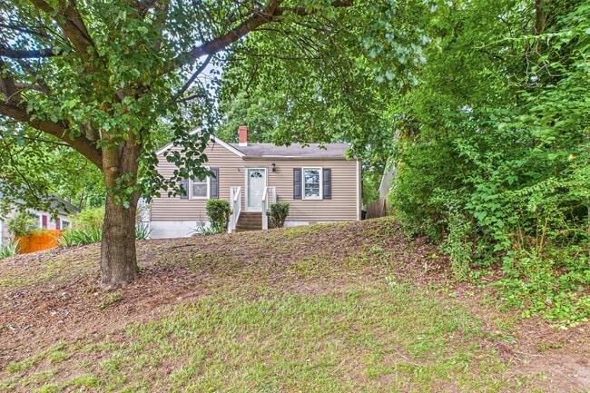 Primary Photo - Adorable Home, Harwood Floors and Convenie...
