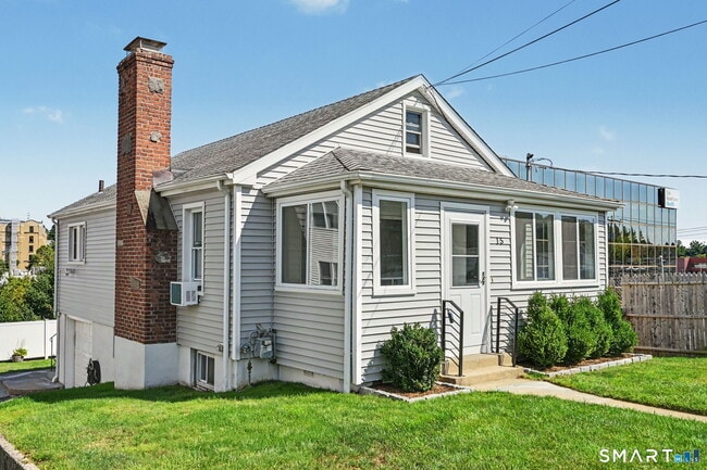 Building Photo - 15 Whitmore Ln