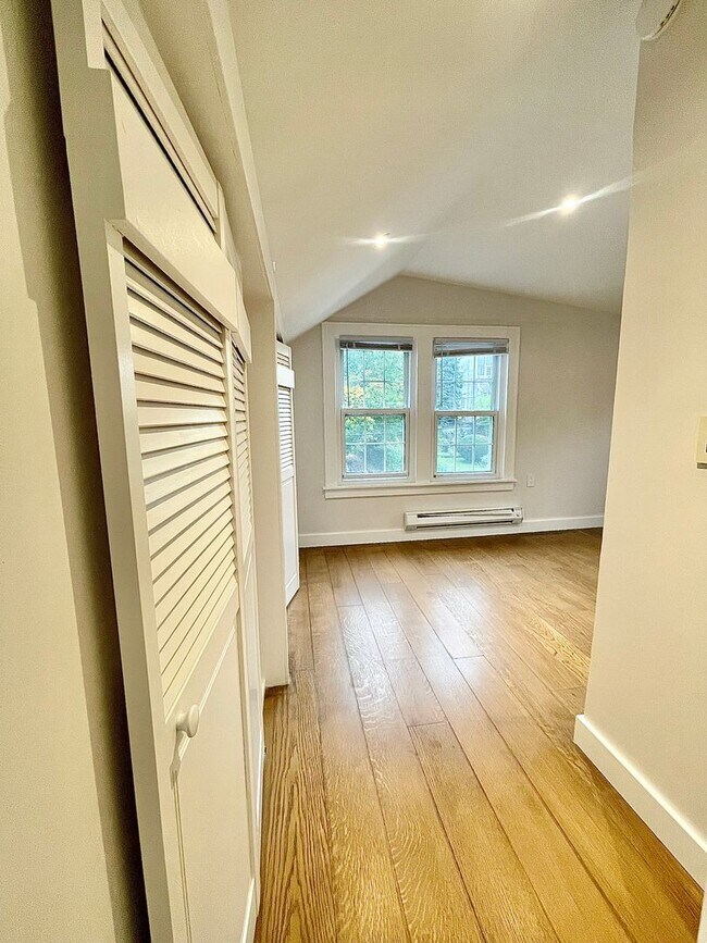 Building Photo - 615 Hall St