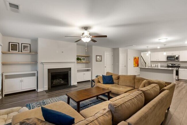 Building Photo - Newer home with Community Pool!