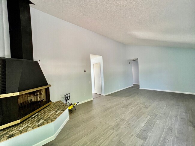 Building Photo - Newly remodeled 4B/2BA house w/ large back...