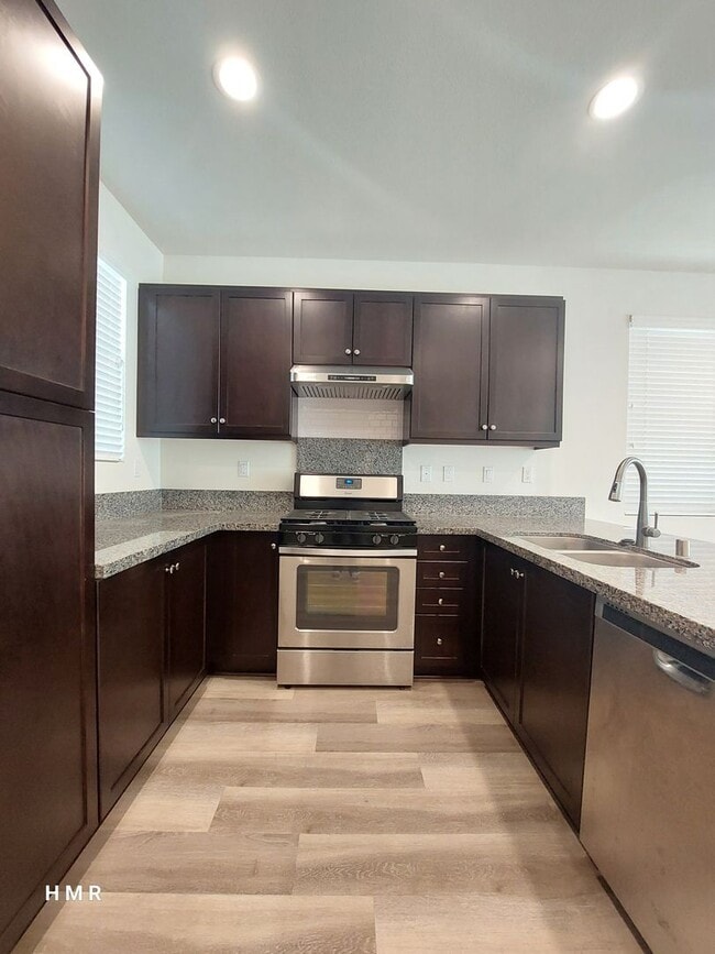 Building Photo - Charming 4 bed 2.5 bath in Anaheim! MUST S...